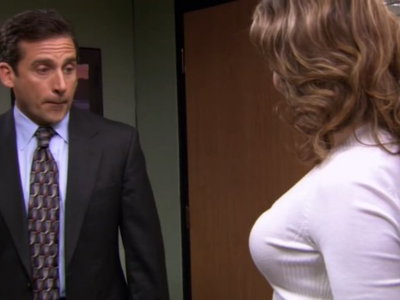 michael scott the office seins poitrine baisse les yeux regarde