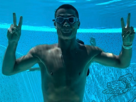 cristiano-ronaldo-cr7-goat-agua-eau-water-piscine-lunettes-peace-winner-chlore-slip-beau-best