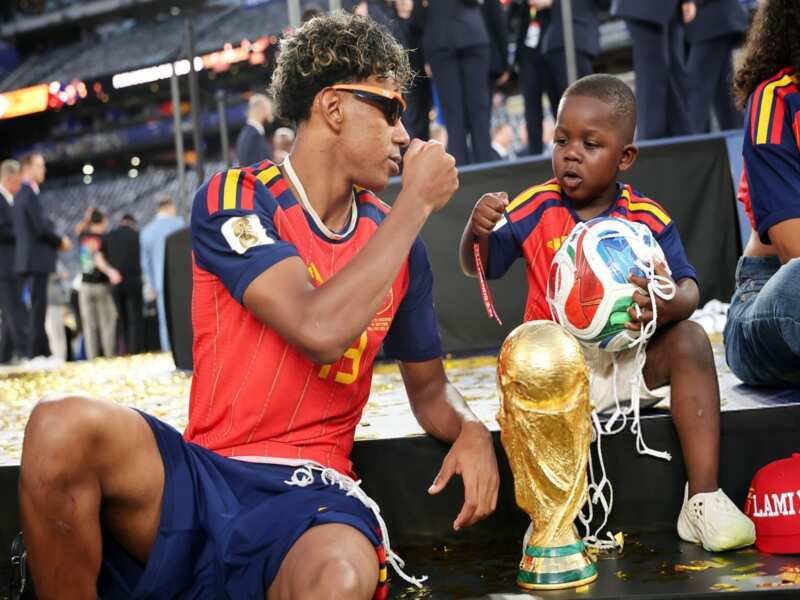 lamine yamal petit frere check poing espagne coupe monde 2026 champion victoire