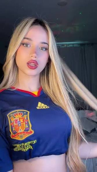 fille femme blonde jolie sexy gmalour tiktok maillot espagne espagnole roja