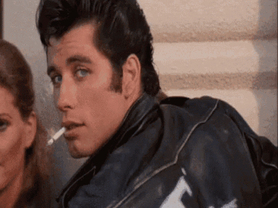 john travolta grease cigarette fume clope sourire smile gomina banane cuir veste lycee drague bg
