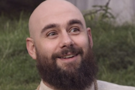 hooper-secte-les-inconnus-chauve-barbe-cosmique-gourou