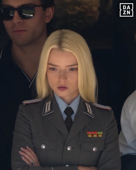 anya taylor uniforme fille