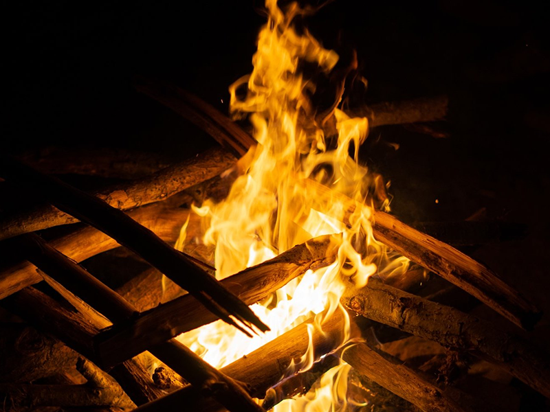 fic risific risi risitas image stock feu camp flammes camping
