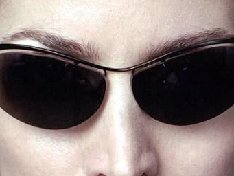 carrie anne moss matrix trinity cheveux noir latex cuir fic bloop lunettes