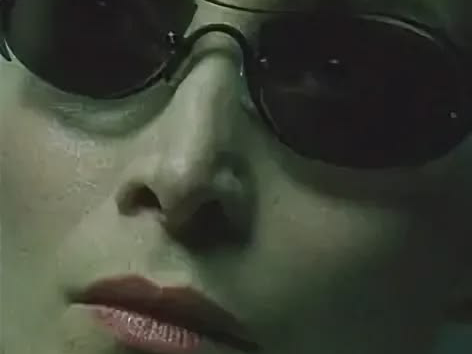 carrie anne moss matrix trinity cheveux noir cuir latex fic bloop lunettes