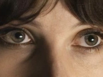 felicity jones star wars cheveux noir yeux vert erato poetesse non romancable dommage fic bloop