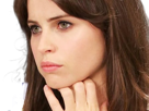 felicity-jones-star-wars-cheveux-noir-yeux-vert-erato-poetesse-non-romancable-dommage-fic-bloop