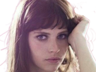felicity-jones-star-wars-cheveux-noir-yeux-vert-erato-poetesse-non-romancable-dommage-fic-bloop