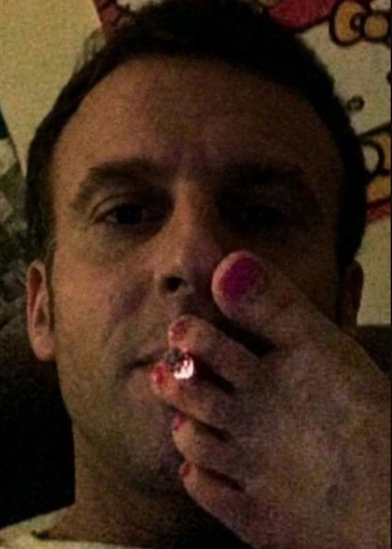 macron manu goat clope pied 92i