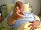 visiteur-gibbon-gendarme-hopital-zinzin-drogue-lit-doigt-montrer-confirme-film-piqure-medecin-oreiller-allonge