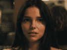 inde-navarrette-actrice-belle-gif-nikki-regard-surprise-triste-deception