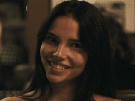 inde-navarrette-actrice-belle-gif-nikki-demoniaque-sourire-leve