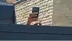 bassem bonhomme menace derriere portail portable iphone viens