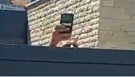 bassem-bonhomme-menace-derriere-portail-portable-iphone-viens