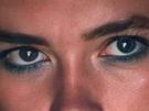 florence-pugh-yelena-belova-thunderbolts-actrice-britannique-anglaise-blonde-cheveux-courts-yeux-verts-femme