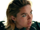 florence-pugh-yelena-belova-thunderbolts-actrice-britannique-anglaise-blonde-cheveux-courts-yeux-verts-femme