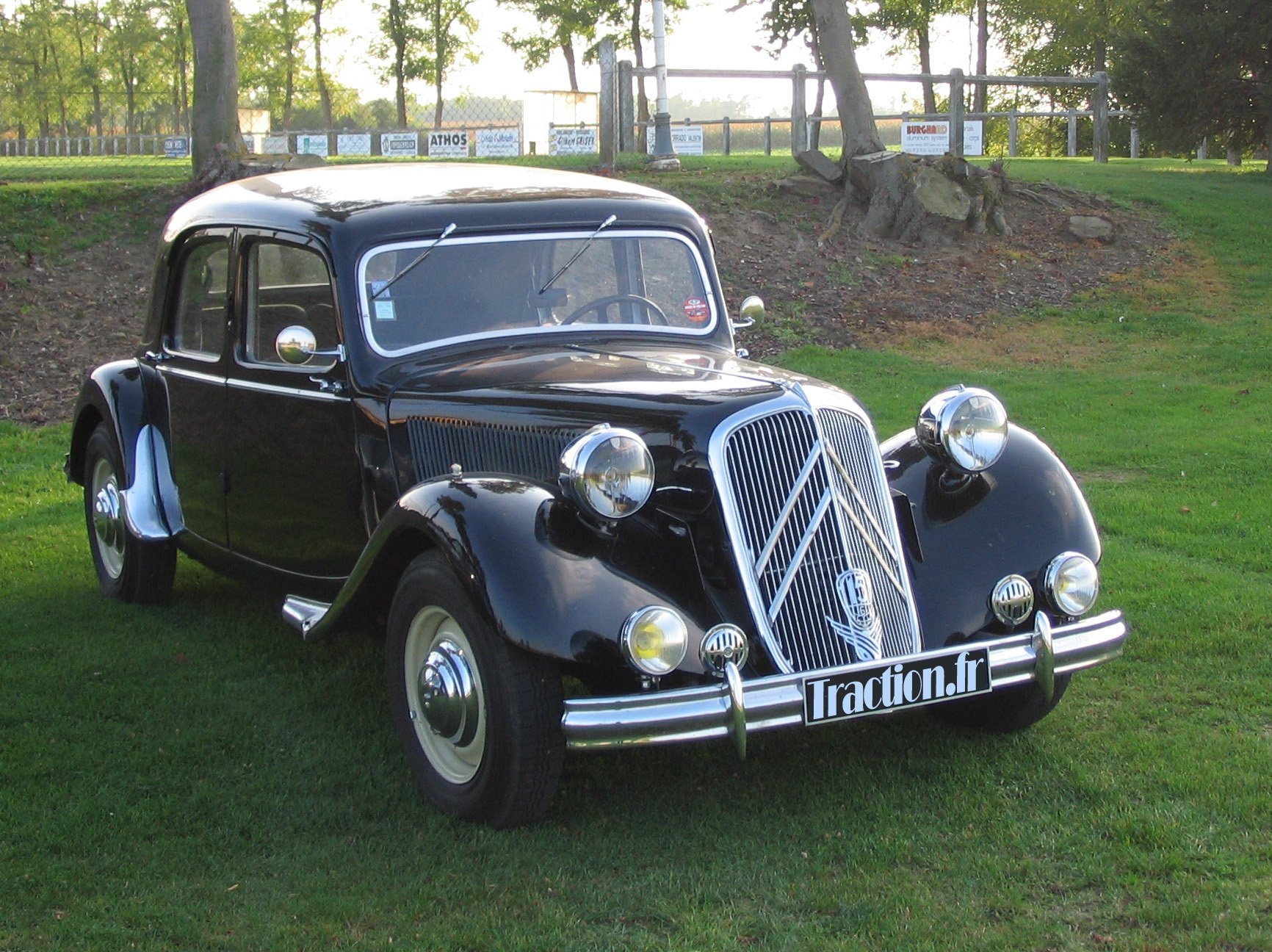 citroen traction avant voiutre noire vieux tacot vieille guimbarde bagnole vintage