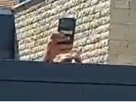 bassem-bonhomme-menace-derriere-portail-portable-iphone-viens