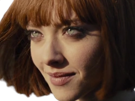 amanda-seyfried-sylvia-weiss-time-out-actrice-rousse-mi-long-yeux-vert-smaragdin-fic-bloop