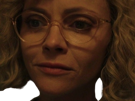 christina-ricci-misty-quigley-adulte-actrice-yellowjackets-blonde-lunettes-folle-showtime-serie