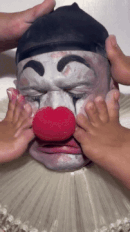 feet pied pieds ecrase clown massage toes frotte