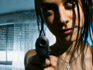 oklou-zinzin-zinzoline-chanteuse-regard-badass-gun-pistolet