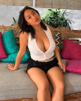 asiatique-grosse-paire-de-loches-attend-sur-un-canape-chate-boobs-cul
