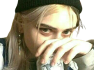 fille-regard-percant-fixe-regarde-femme-meuf-blonde-mignonne-jolie-bonnet-canette-yeux-amoureuse-knifos
