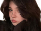 fille-femme-meuf-douce-timide-mignonne-calin-caline-amoureuse-crush-love-hihi-brune-calme-knifos