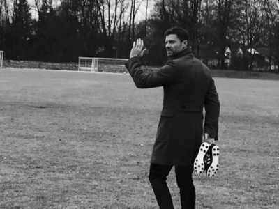xabi alonso retraite meme photo crampons noir et blanc