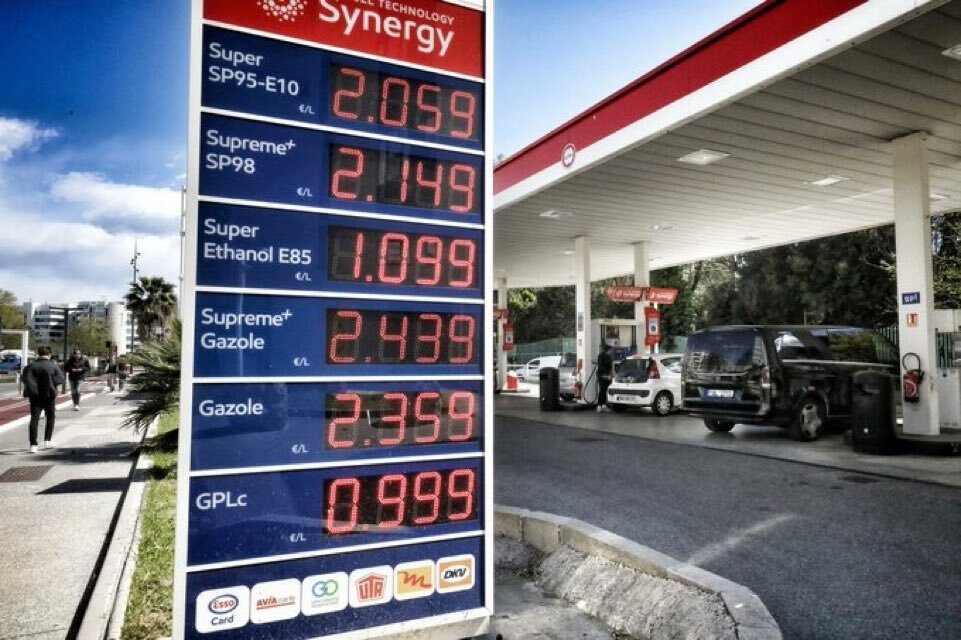 Sticker bigm keke manu macrotte jupiter gazoil inflation crisis carburant baril brent wti sp95 sp98 esso par glandilus