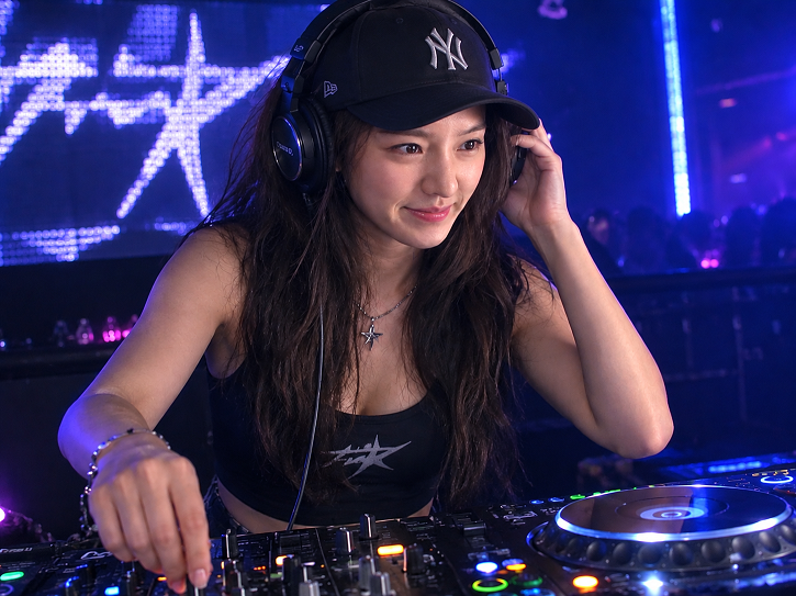 Sticker park gyu young dj ambiance soiree mignonne cute musique audio son actrice coreenne par Tromperie