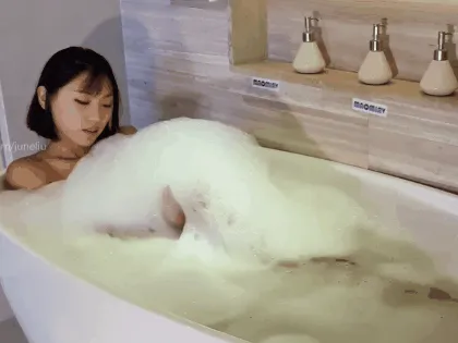 Sticker june liu spicygum bain detente mousse charme belle asiatique chinoise gif coquine maline par Tromperie