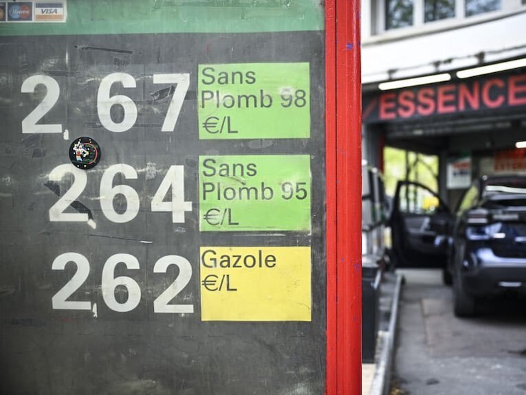 Sticker bigm keke manu macrotte jupiter gazoil inflation crisis carburant baril brent wti sp95 sp98 esso par glandilus