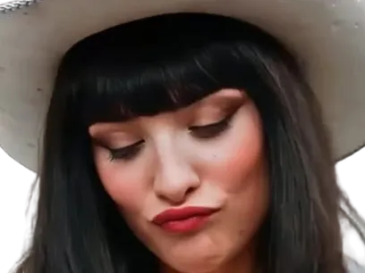 Sticker lera abova one piece live action nico robin cheveux noir frange fic bloop chapeau blanc par Bl0op