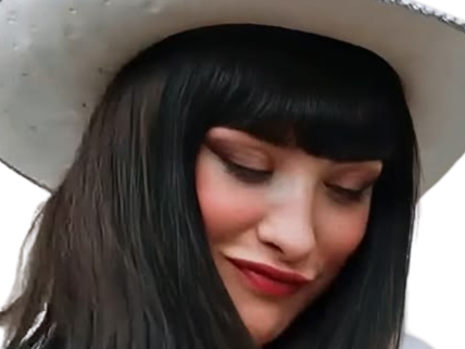 Sticker lera abova one piece live action nico robin cheveux noir frange fic bloop chapeau blanc par Bl0op