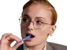 sophie turner secretaire lunettes blonde cheveux attaches 2026 femme actrice trentaine trentenaire