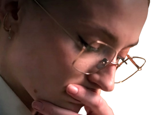 Sticker sophie turner secretaire lunettes blonde cheveux attaches 2026 femme actrice trentaine trentenaire par PubliusOvidius