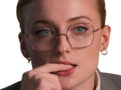 sophie turner secretaire lunettes blonde cheveux attaches 2026 femme actrice trentaine trentenaire
