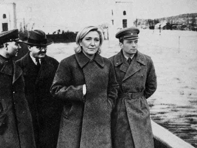Sticker staline nikolai iejov noir blanc purge disparu efface mlp marine le pen jordan bardella mediapart par Manu_Macaron