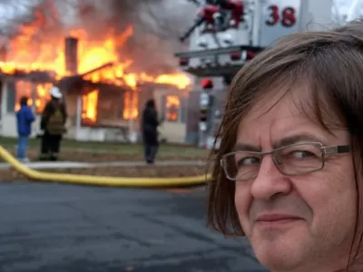 Sticker disaster girl desastre pompiers incendie feu melenchon brule chance emeute rigole sourit sourire maison meme par Manu_Macaron