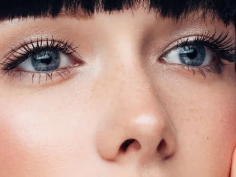 Sticker coffeeandmilk mannequin femme brune yeux bleus frange libre de droit banque image pas nom par Dark-63