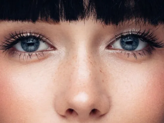 Sticker coffeeandmilk mannequin femme brune yeux bleus frange libre de droit banque image pas nom par Dark-63