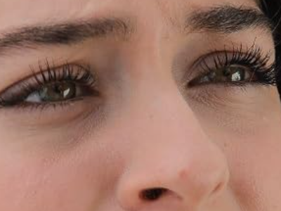 Sticker cemre baysel femme actrice vingtaine vingtenaire chatain yeux verts turque par Dark-63