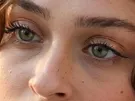 cemre baysel femme actrice vingtaine vingtenaire chatain yeux verts turque
