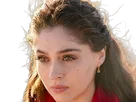 cemre baysel femme actrice vingtaine vingtenaire chatain yeux verts turque
