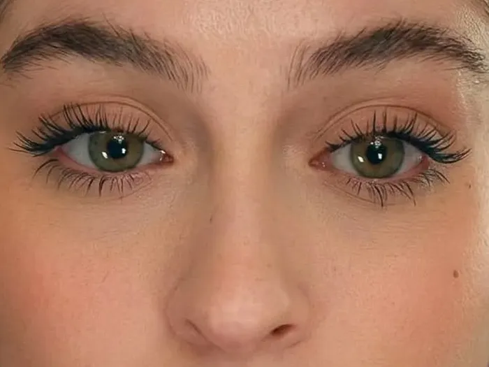 Sticker cemre baysel femme actrice vingtaine vingtenaire chatain yeux verts turque par Dark-63