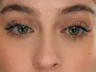 cemre baysel femme actrice vingtaine vingtenaire chatain yeux verts turque