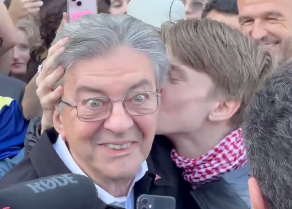 Sticker melenchon gauchiste elwan insoumis lfi communiste grimace chelou pervers bisou par Chatsuffit
